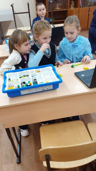 Учимся собирать роботов в рамках программы Успех каждого ребенка.