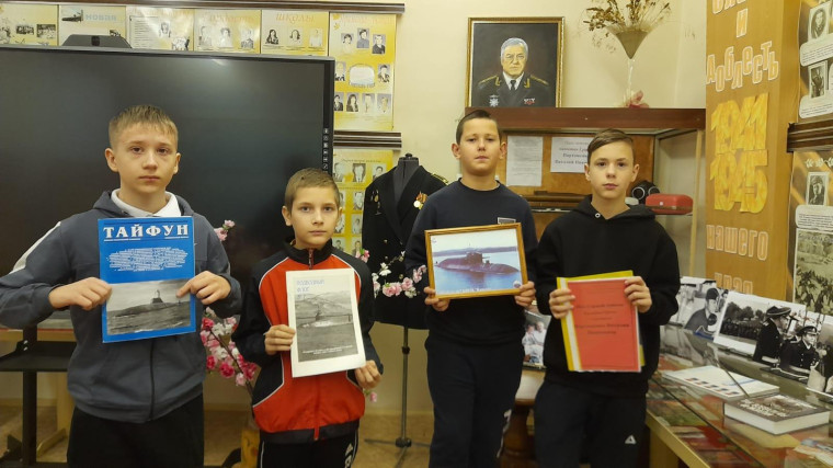 Школьники знакомятся с экспозицией школьного музея.