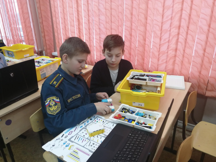 Участвуем в олимпиаде по Робототехнике.