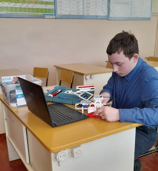 Занятие в объединении "Лего-роботы".